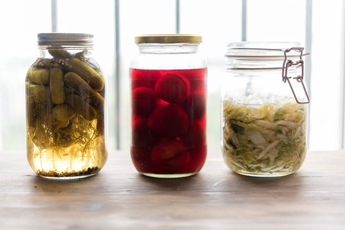 Drie glazen potten met verschillende fermentaties