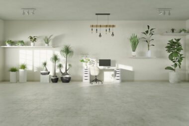Kamer met veel planten en een werkplek