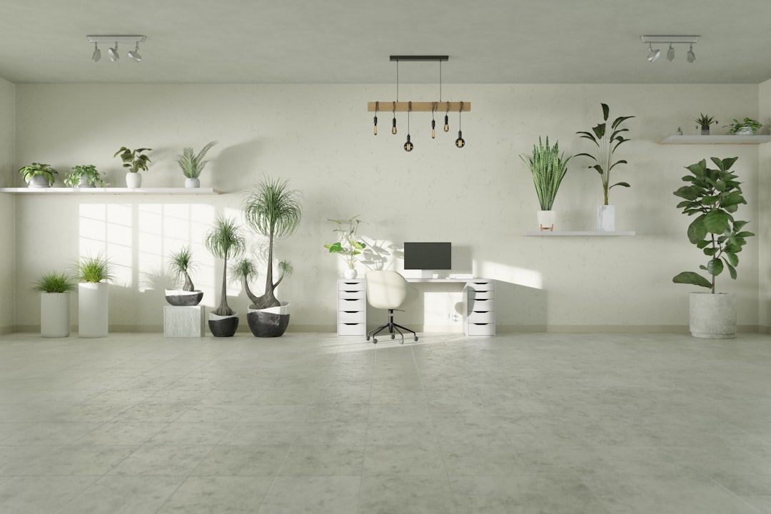 Kamer met veel planten en een werkplek