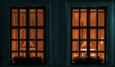 Kerstverlichting bij een raam