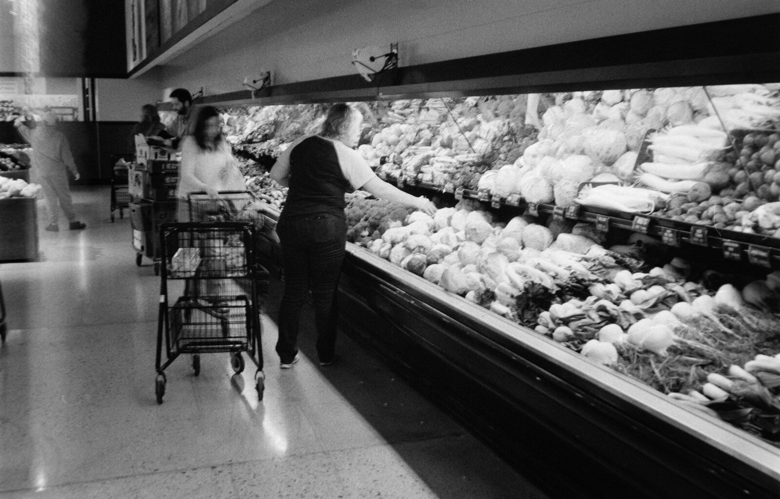 Groente en peulvruchten in de schappen van een supermarkt