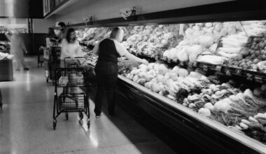 Groente en peulvruchten in de schappen van een supermarkt