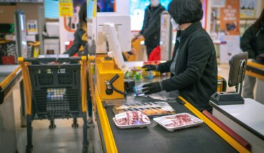 Klant scant boodschappen bij een zelfscankassa in de supermarkt