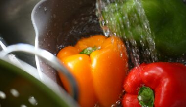Groente wordt gewassen onder stromend water in een keuken