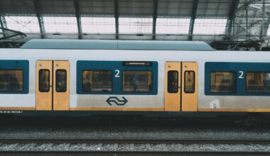 Reizigers op een perron van een Nederlands treinstation