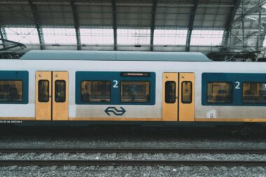 Reizigers op een perron van een Nederlands treinstation
