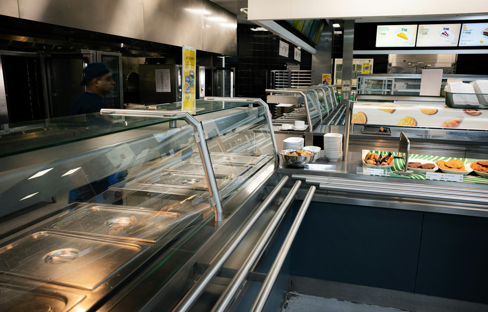 Saladebuffet met schalen groente in een bedrijfsrestaurant
