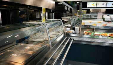 Saladebuffet met schalen groente in een bedrijfsrestaurant