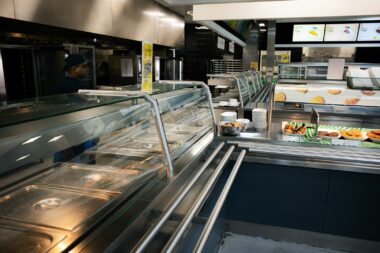 Saladebuffet met schalen groente in een bedrijfsrestaurant