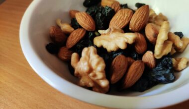 Schaaltje met ongezouten walnoten, amandelen en cashewnoten op een houten tafel