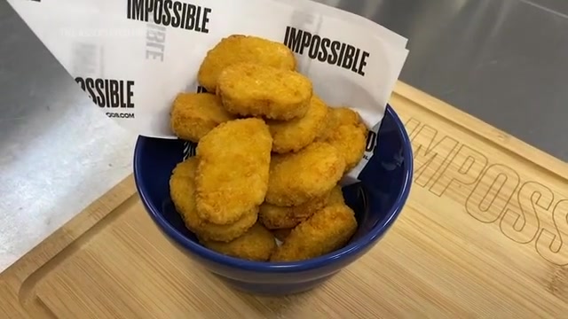 Schaal met plantaardige kipnuggets van Impossible Foods op een houten plank