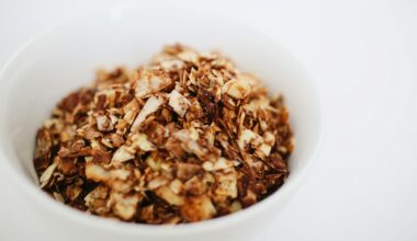 Kom havermout met fruit en noten op een houten tafel