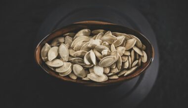 Schaaltjes met pompoenpitten, amandelen en chiazaad op een houten tafel