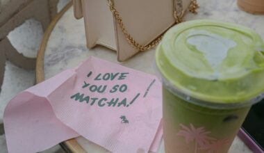 IJskoude matcha latte met havermelk in een hoog glas