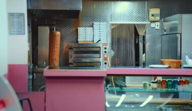 Afhaalloket van een snackbar met een rij wachtende mensen op straat