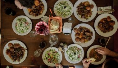Vrienden delen een plantaardige maaltijd aan tafel