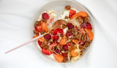 Schaaltjes met lijnzaad, walnoten en zonnebloempitten op een houten tafel