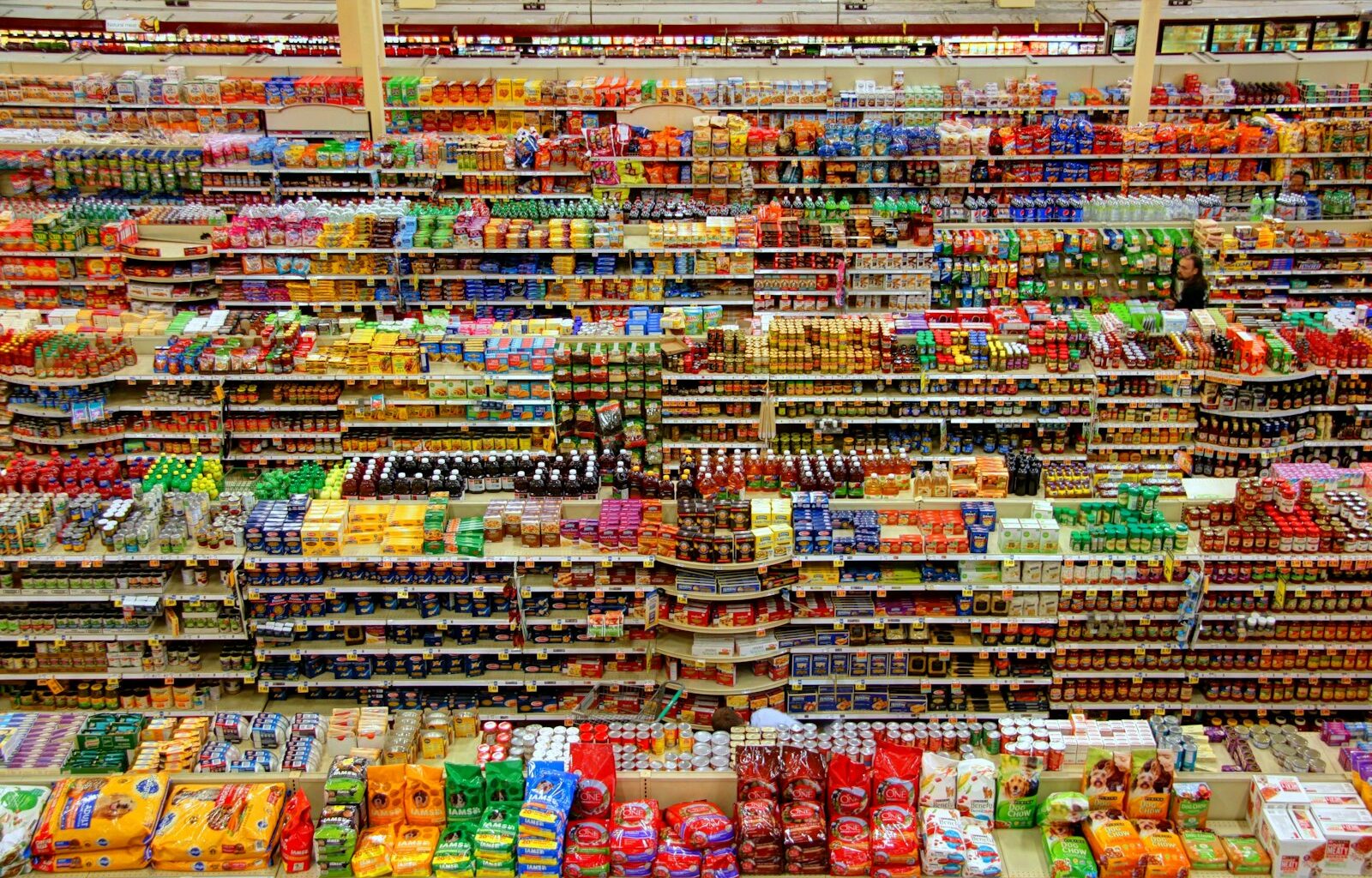 Verpakte levensmiddelen in een supermarktschap