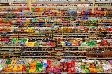 Verpakte levensmiddelen in een supermarktschap