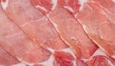 Plakjes ham en rauw rood vlees op een snijplank