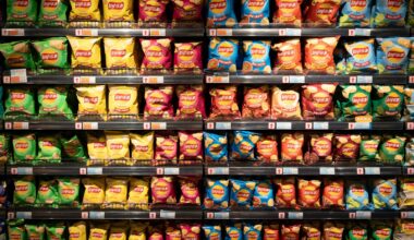 Verpakte snacks en koeken in een supermarktschap