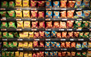 Verpakte snacks en koeken in een supermarktschap