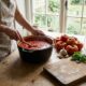 Halve tomaten met ui en knoflook op een bakplaat, net uit de oven