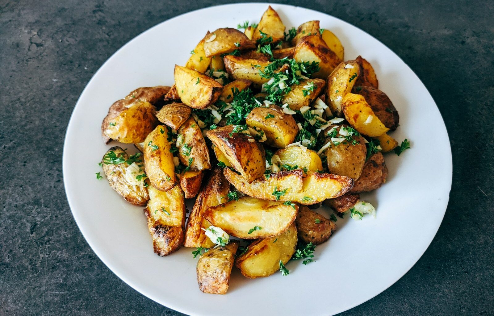 Geroosterde aardappels met een krokante schil op een bakplaat