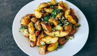 Geroosterde aardappels met een krokante schil op een bakplaat