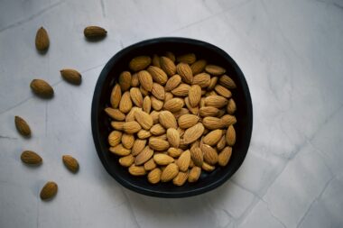 Schaaltje met ongezouten amandelen met vel