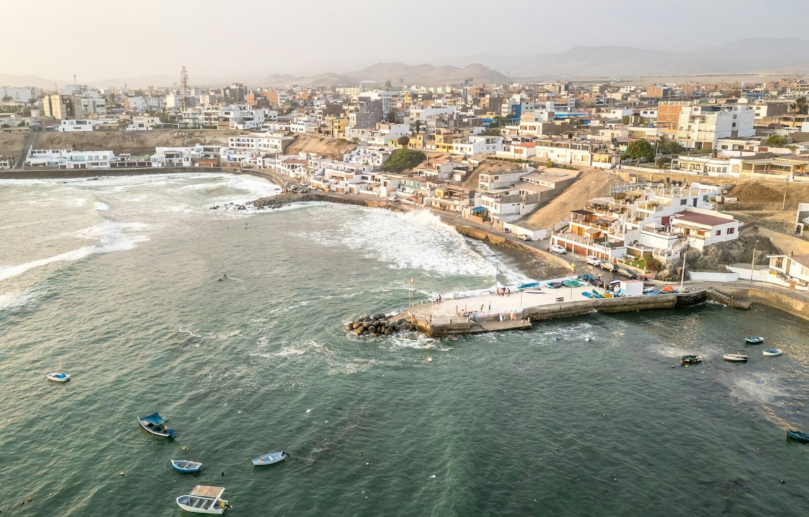 Vissersboten in een haven aan de kust van Peru