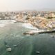 Vissersboten in een haven aan de kust van Peru