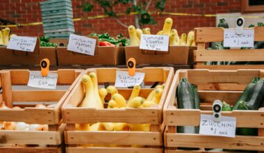 Verse groente en fruit in kratten op een markt