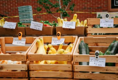 Verse groente en fruit in kratten op een markt