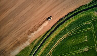 Landbouwspuit rijdt over een akker met jonge gewassen