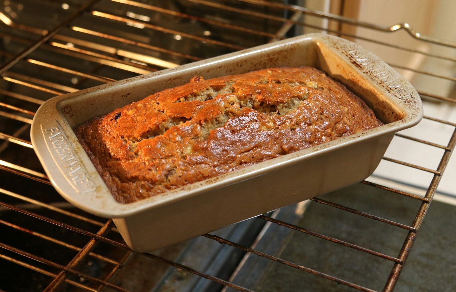 Gesneden bananenbrood met een halve banaan op de bovenkant