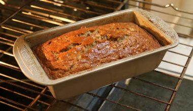 Gesneden bananenbrood met een halve banaan op de bovenkant