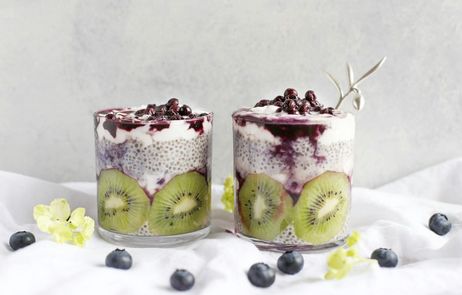 Groene chiapudding met matcha in een glas met banaan en kokos