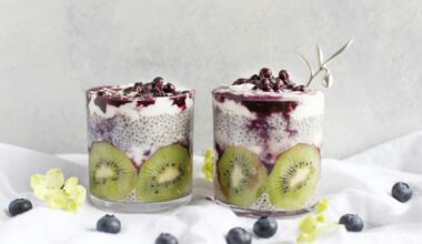 Groene chiapudding met matcha in een glas met banaan en kokos