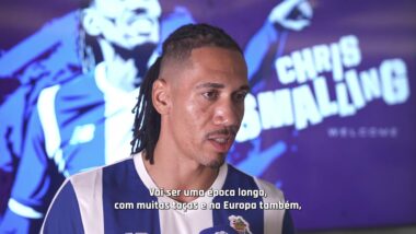 Chris Smalling in het shirt van FC Porto tijdens een interview
