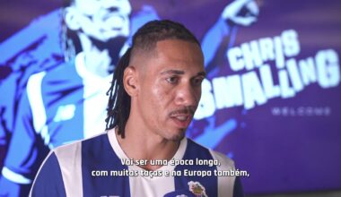 Chris Smalling in het shirt van FC Porto tijdens een interview