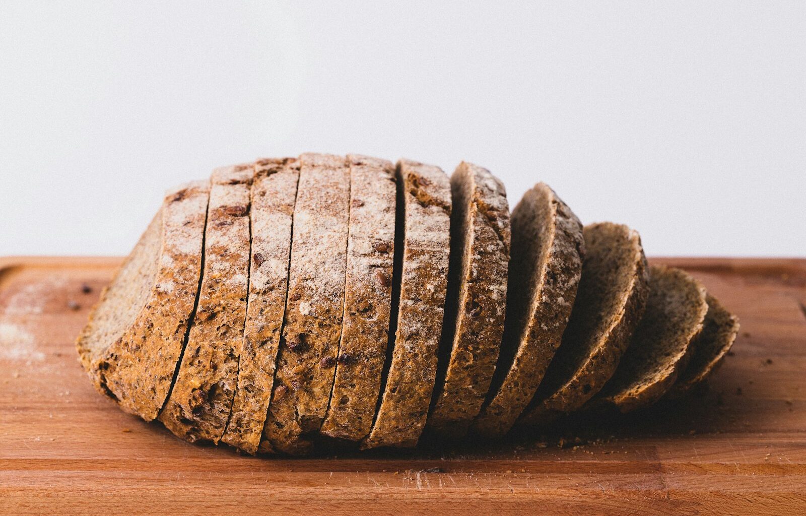 Volkorenbrood, linzen en groente op een keukentafel