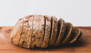 Volkorenbrood, linzen en groente op een keukentafel