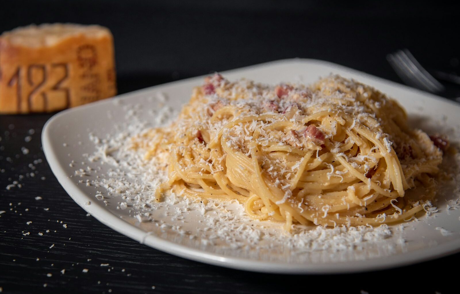 Fettuccine in een romige witte saus met peterselie en citroenrasp