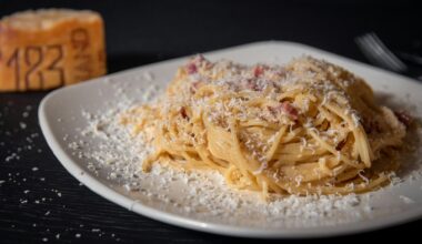 Fettuccine in een romige witte saus met peterselie en citroenrasp
