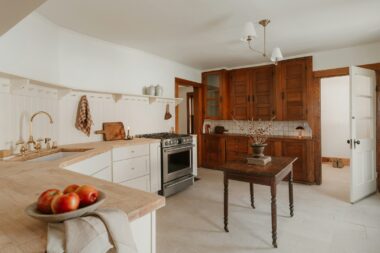 Rode appels naast flesjes gezondheidsdrankjes op een keukentafel