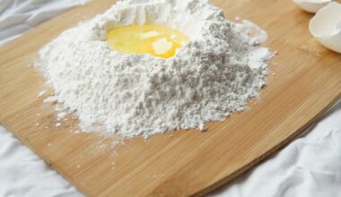 Verse ravioli op een met bloem bestoven werkblad