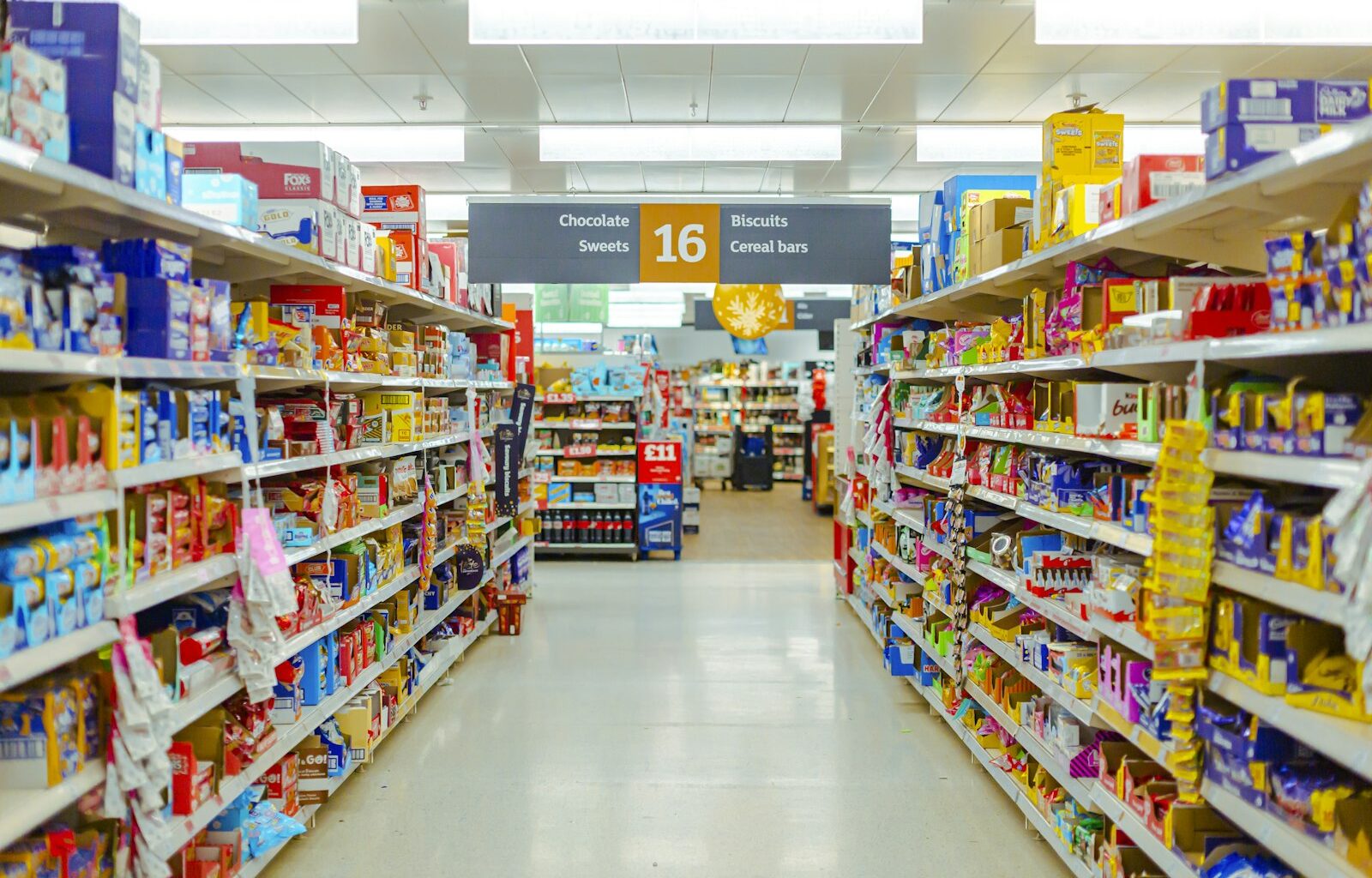 Supermarktschap met peulvruchten en volkorenproducten
