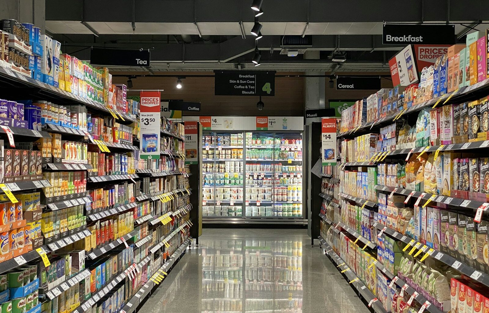 Volle schappen met houdbare producten in een discountsupermarkt