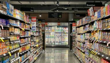 Volle schappen met houdbare producten in een discountsupermarkt